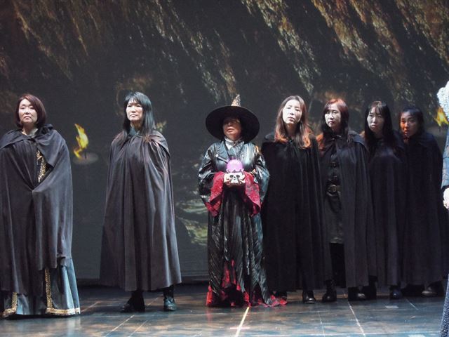 이은기(왼쪽에서 세 번째)씨가 지난해 12월 14일 서울 종로구 세종문화회관 S씨어터에서 연극 '멕베스' 속 대장마녀를 연기하고 있다. 세종문화회관 제공