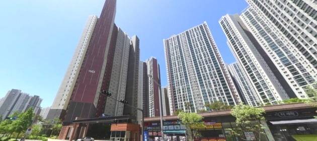 인천 연수구 송도국제도시 ‘송도 더샵퍼스트파크’ 중형 평형 매매가가 10억원에 가까워졌다. 송도 더샵퍼스트파크 전경. /네이버 거리뷰