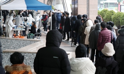 10일 오전 서울 구로구 코리아빌딩 앞에 마련된 선별진료소에서 입주자들이 코로나19(신종코로나 바이러스 감염증) 검진을 받고 있다. 뉴스1