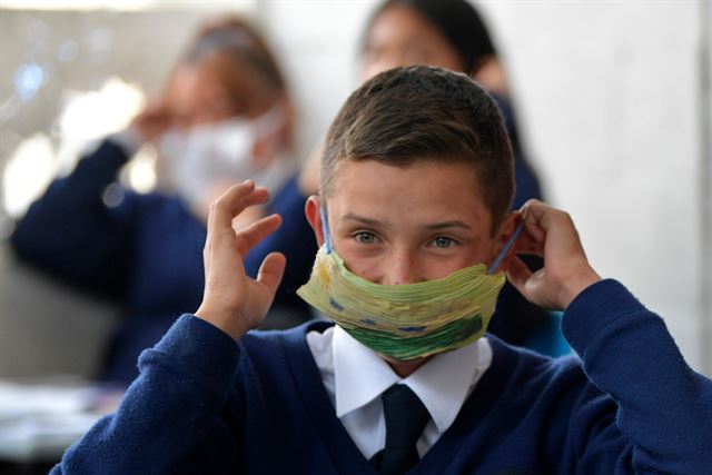 훌리오 세사르 투르바이 학교 재학생이 11일 교실에서 나뭇잎으로 만든 마스크를 착용하고 있다. 소아차=AFP 연합뉴스