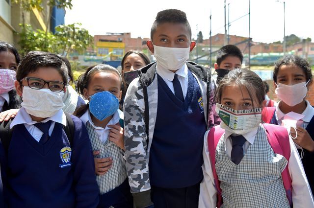 훌리오 세사르 투르바이 학교 재학생들이 11일 각기 다른 재료로 만든 마스크를 쓴 채 포즈를 취하고 있다. 소아차=AFP 연합뉴스