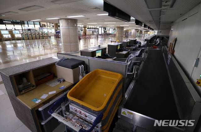 [서울=뉴시스]이윤청 기자 = 12일 오후 서울 강서구 김포국제공항 국제선 청사가 한산한 모습을 보이고 있다. 이날 김포국제공항 국제선 출도착 항공기는 0편, 이용객 또한 0명을 기록했다. 2020.03.12. radiohead@newsis.com