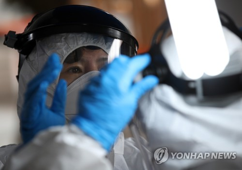 검사 준비 한창인 선별진료소 관계자들 (서울=연합뉴스) 박동주 기자 = 12일 오전 코로나19 확진자가 무더기로 발생한 서울 구로구 신도림동 코리아빌딩 앞 선별진료소에서 관계자들이 검사 준비에 한창이다.  pdj6635@yna.co.kr