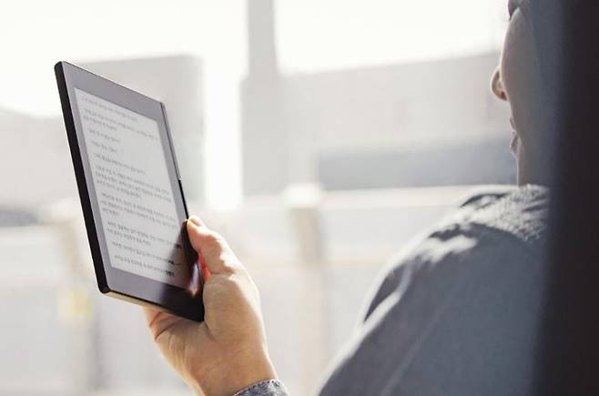 리디북스의 3세대 전자책 단말기, 리디 페이퍼 출처=리디북스