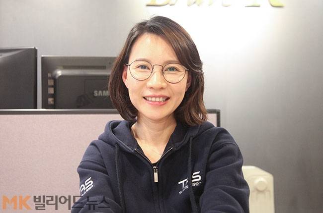 강태경 대표는 "어릴 때부터 어떤 일이든 경험해보지 못한 것에 도전하는 걸 좋아했는데, 3쿠션을 접하자마자 나도 해볼 수 있을까? 싶어 곧바로 집근처 당구장을 찾았다"고 당구에 빠지게 된 이유를 설명했다. 인터뷰 도중 강 대표가 카메라를 향해 웃고있다.