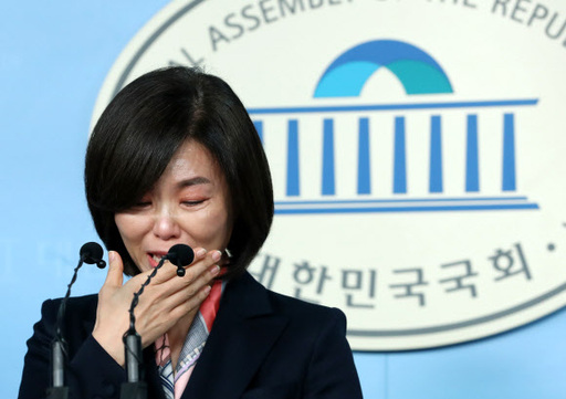 민현주 전 의원이 13일 서울 여의도 국회에서 관련 기자회견을 하던 중 눈물을 흘리고 있다.