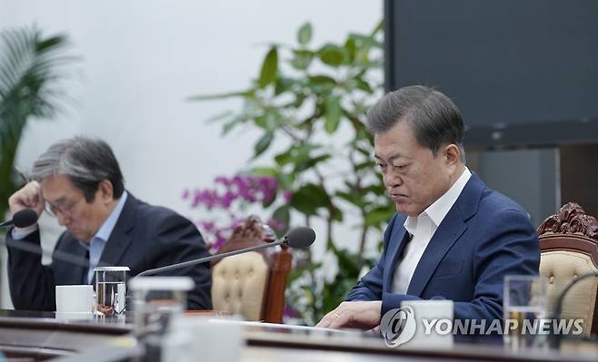 경제·금융 상황 논의하는 문 대통령 (서울=연합뉴스) 한상균 기자 = 문재인 대통령이 13일 오전 청와대 여민관에서 '경제·금융 상황 특별 점검회의'를 하고 있다. 왼쪽은 노영민 비서실장. 이날 회의에는 홍남기 경제부총리, 이주열 한은 총재, 성윤모 산자부 장관, 은성수 금융위원장 등이 참석했다. 2020.3.13 [청와대 제공. 재판매 및 DB금지] photo@yna.co.kr