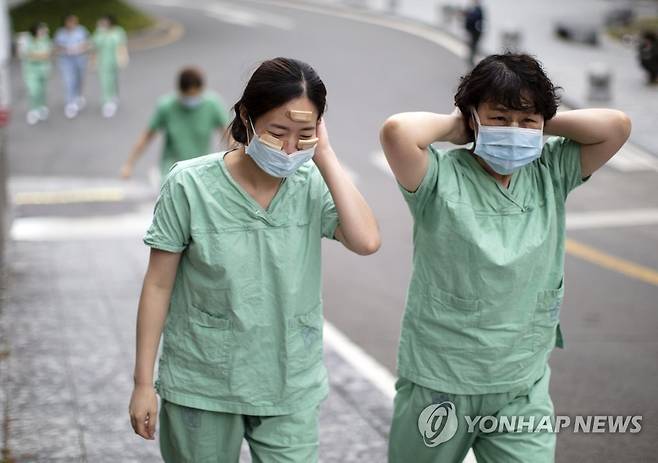 '밤을 지킨 사람들' 근무를 마치고 휴게실로 향하는 의료진 [연합뉴스 자료사진]