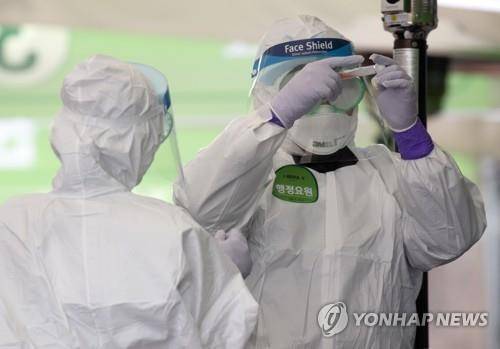 검체 검사하는 의료진 [연합뉴스 자료 사진]