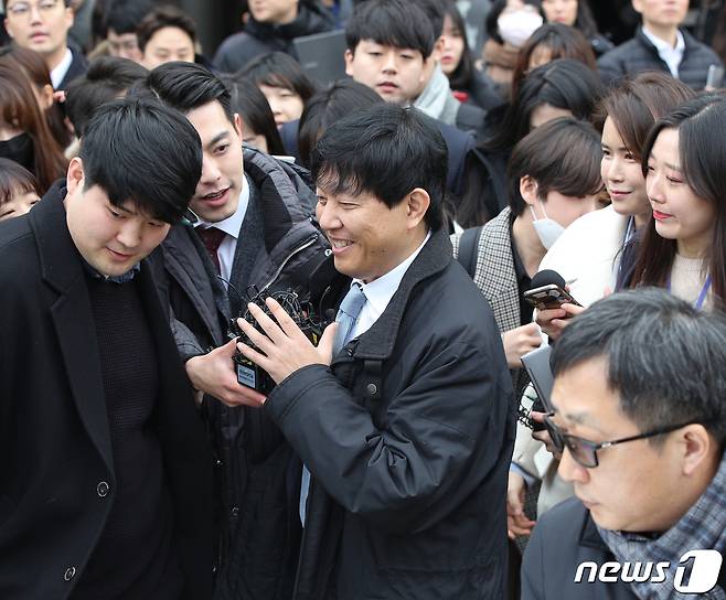 이재웅 쏘카 대표가 19일 오전 서울 서초구 서울중앙지방법원에서 열린 여객자동차 운수 사업법 위반 선고공판을 마친 후 법정을 나서고 있다.  2020.2.19/뉴스1 © News1 신웅수 기자