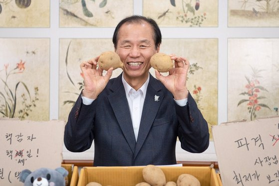 최문순 강원도지사가 지난 11일 강원도 감자 10㎏을 5000원에 판매한다고 홍보하고 있다. [사진 트위터]