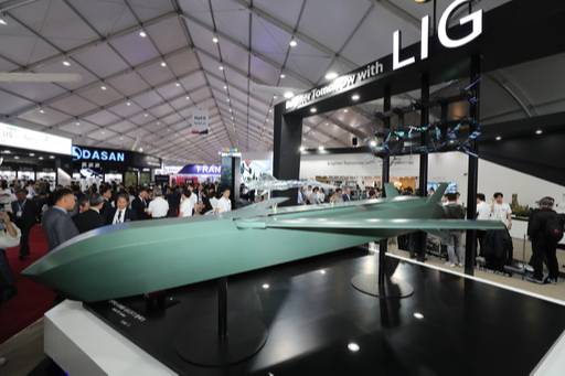 지난해 10월 16일 경기도 성남시 서울공항에서 열린 서울 국제 항공우주 및 방위산업 전시회(서울 ADEX 2019)에 한국형전투기(KF-X)에 장착될 국산 장거리 공대지 유도무기가 전시돼 있다. 성남=연합뉴스