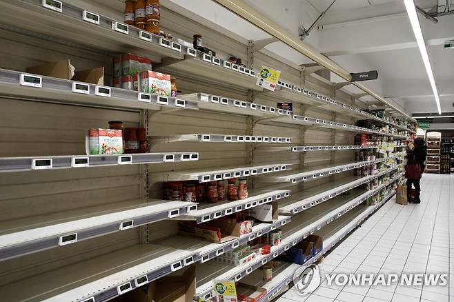 14일 파리의 한 식료품점 진열대가 사재기로 텅 빈 모습. [로이터=연합뉴스]
