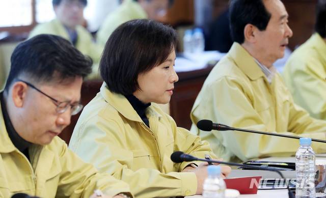 [서울=뉴시스]박주성 기자 = 유은혜 사회부총리 겸 교육부 장관이 15일 오후 서울 세종로 정부서울청사에서 열린 긴급 경제상황점검회의에 참석해 생각에 잠겨 있다. 2020.03.15. park7691@newsis.com