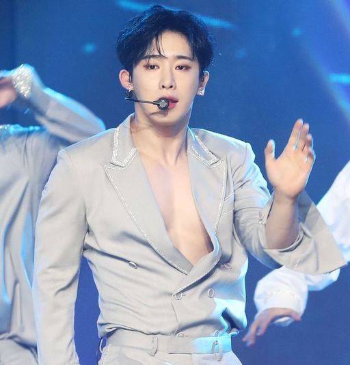 몬스타엑스로 활동하며 무대에 섰던 원호. 뉴스1