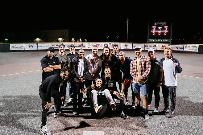 친선 경기 펼친 메이저리그 선수들 트레버 바워 등 미국 프로야구 메이저리그 선수들이 16일(한국시간) 미국 애리조나주 피닉스에서 친선 경기를 한 뒤 기념사진을 찍고 있다. [바워 SNS 캡처]