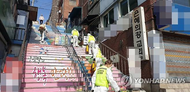 은혜의 강 교회 주변 소독하는 성남시 (성남=연합뉴스) 15일 경기 성남시가 신종 코로나바이러스 감염증(코로나19) 추가 확진자가 나온 수정구 양지동 은혜의 강 교회 주변을 소독하고 있다.2020.3.15[성남시 제공. 재판매 및 DB금지] young86@yna.co.kr