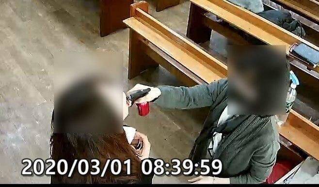 성남 은혜의강 교회, 소금물 스프레이 분사 장면 [경기도 제공 자료사진. 재판매 및 DB 금지]