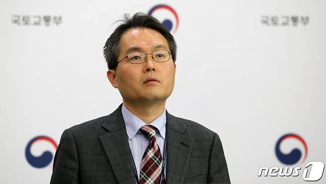 김영한 국토교통부 토지정책관이 18일 정부세종청사 브리핑실에서 '2020년 공동주택 공시가격(안) 열람 및 의견청취 절차 시행' 관련 설명을 하고 있다. 국토부는 올해 1월 1일 기준 공동주택 1383만호의 공시가격의 소유자 열람 및 의견청취 절차를 오는 19일부터 내달 8일까지 시행한다. 2020.3.18/뉴스1 © News1 장수영 기자