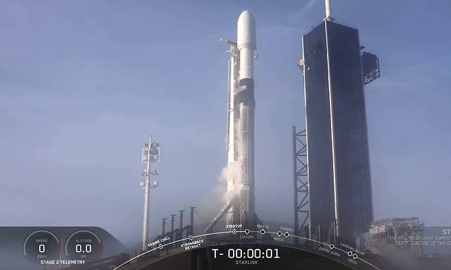18일 아침(현지시각) 미 플로리다주 케네디우주센터에서 이륙하고 있는 팰컨9 로켓. 웹방송 갈무리