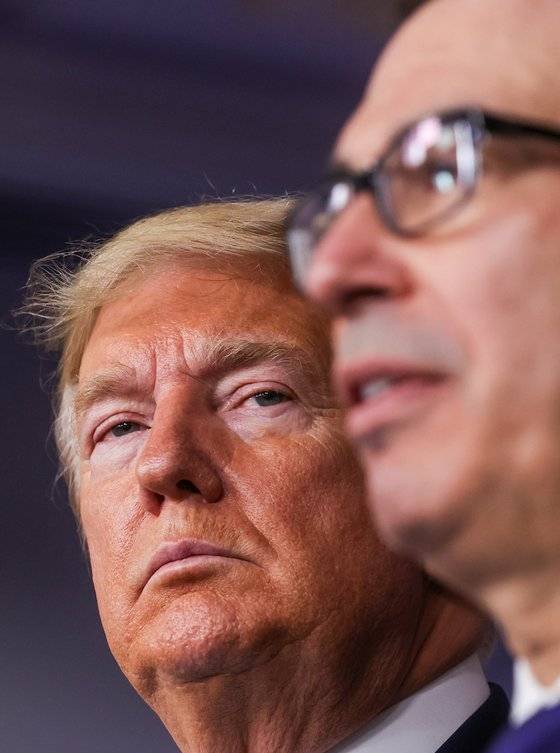 17일 백악관에서 열린 코로나19 태스크포스 기자회견에 참석한 도널드 트럼프 미국 대통령과 스티븐 므누신 재무장관. 이 자리에서 모든 국민에게 현금을 지급하는 방안을 발표했다. [로이터=연합뉴스]