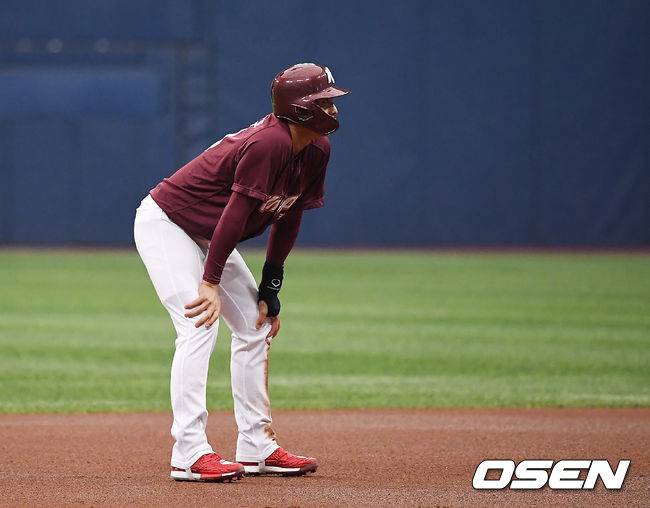 [OSEN=고척, 곽영래 기자]1회초 2사 2루 이정후가 누의 공과로 아웃된 뒤 아쉬워하고 있다. /youngrae@osen.co.kr