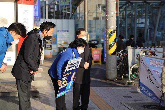 더불어민주당 이수진 후보가 17일 이수역 11번 출구 앞에서 마스크를 쓴 채 피켓을 들고 출근길 인사를 하고 있다.기민도 기자 key5088@seoul.co.kr