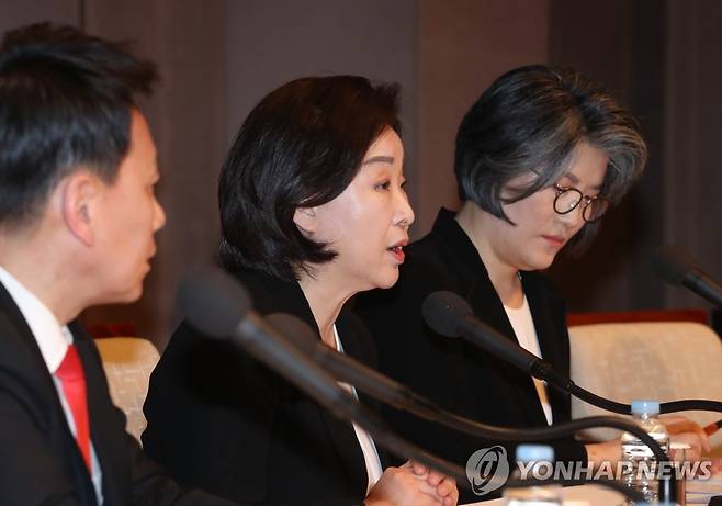 기조연설 하는 심상정 대표 (서울=연합뉴스) 정하종 기자 = 정의당 심상정 대표가 18일 오전 서울 중구 프레스센터에서 열린 관훈클럽 초청 토론회에서 기조연설을 하고 있다. chc@yna.co.kr