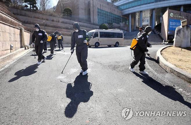 '방역 작전은 계속' (칠곡=연합뉴스) 김현태 기자 = 16일 오후 경북 칠곡군 동명면 대구은행연수원에서 육군 2작전사령부 소속 장병들이 신종 코로나바이러스 감염증(코로나19) 확산 방지를 위한 방역을 하고 있다. 연수원은 현재 코로나19 생활치료센터로 활용되고 있다. 2020.3.16 mtkht@yna.co.kr