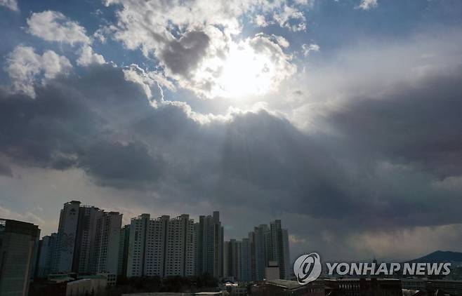 먹구름 사이로 햇살 비치는 대구 하늘 [연합뉴스 자료사진]