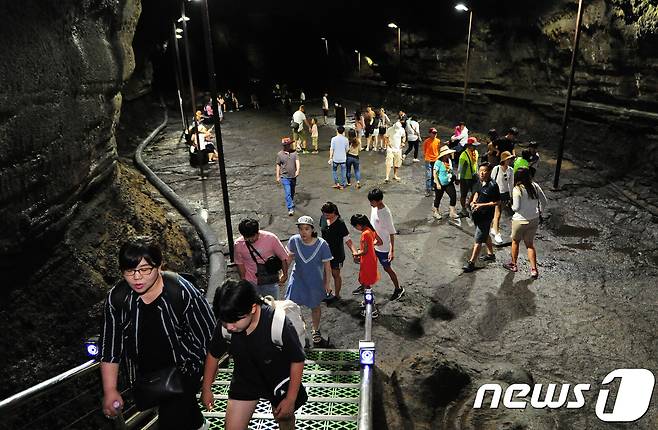 제주시 구좌읍 만장굴을 찾은 관광객들이 시원한 냉기가 뿜어져 나오는 동굴에서 피서를 즐기고 있다. 만장굴의 온도는 15~18도로 여름철 피서지로 인기가 높다.2017.8.7/뉴스1 © News1