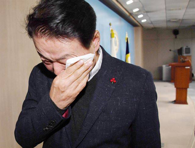 한선교 자유한국당 의원이 올해 1월 2일 국회 정론관에서 21대 총선 불출마 선언 기자회견을 마치며 손수건으로 눈가에 흐르는 눈물을 훔치고 있다. 오대근 기자