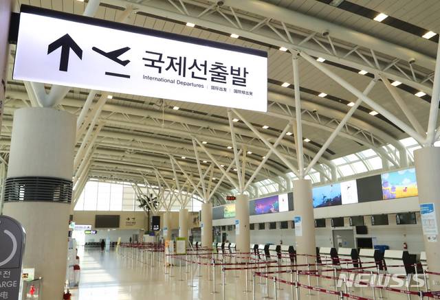 [제주=뉴시스]우장호 기자 = 신종 코로나바이러스 감염증(코로나19) 여파로 지난 17일 제주국제공항 국제선 운항이 중단돼 청사가 한산한 모습을 보이고 있다. 2020.03.17. woo1223@newsis.com