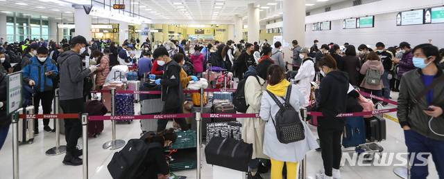 [제주=뉴시스]우장호 기자 = 신종 코로나바이러스 감염증(코로나19)이 확산 중인 10일 오전 제주국제공항에 출국을 서두르는 중국인 불법체류자들과 비자 기한이 만료된 관광객들로 혼잡한 모습을 보이고 있다. 2020.03.10. woo1223@newsis.com