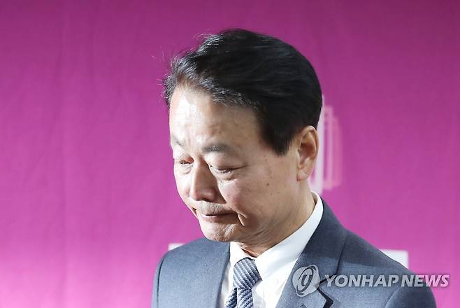 굳은 표정의 한선교 (서울=연합뉴스) 김인철 기자 = 미래한국당 한선교 대표가 19일 오후 서울 영등포구 여의도 미래한국당 당사에서 당대표직 사퇴 기자회견을 마친 후 이동하고 있다. 2020.3.19 yatoya@yna.co.kr