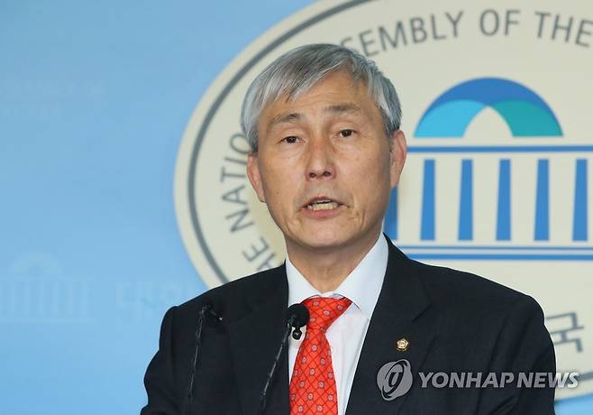 미래한국당 지도부 총사퇴 (서울=연합뉴스) 진성철 기자 = 미래한국당의 비례대표 공천이 선거인단 투표에서 부결된 19일 국회 정론관에서 한국당 조훈현 사무총장이 지도부 총사퇴를 발표하고 있다. 2020.3.19 zjin@yna.co.kr