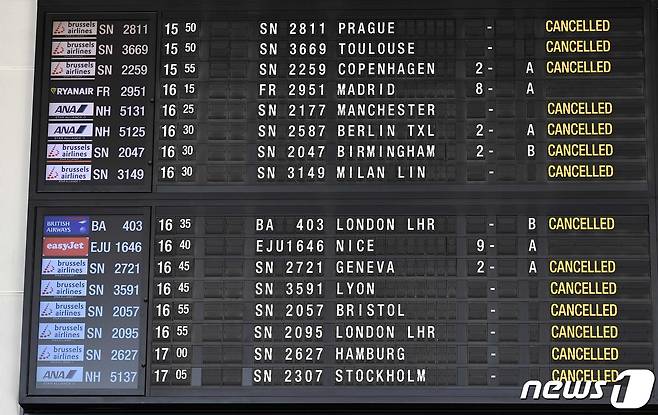 18일(현지시간) 코로나19 확산에 따른 EU의 유럽 국경 봉쇄로 브뤼셀 공항 전광판에 모든 출발 항공편의 취소된 모습이 보인다. © AFP=뉴스1 © News1 우동명 기자