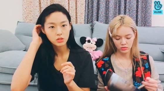 달고나 커피를 만드는 AOA 설현(왼쪽)과 지민. [사진 브이 라이브 캡처]