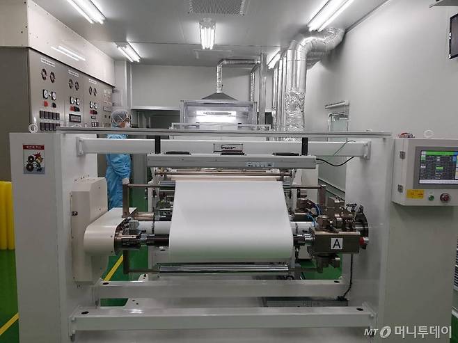 코오롱인더스트리는 마스크 부족 사태에 대응하기 위해 마스크 제조시 핵심 부자재인 MB(Melt Blown) 필터를 9일부터 생산해 무상 공급에 나선다고 밝혔다. (사진=코오롱인더스트리 제공) 2020.03.09. /사진=뉴시스