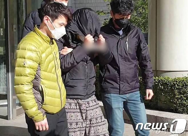 (서울=뉴스1) 이비슬 기자 = 텔레그램에서 미성년자를 성적으로 착취하는 내용의 영상물을 공유하는 ‘n번방’ 사건의 핵심 피의자인 일명 ‘박사’로 지목되는 20대 남성 조모씨가 19일 서울 서초구 서울중앙지법에서 구속 전 피의자심문을 마치고 법원을 나서고 있다.2020.3.19/뉴스1