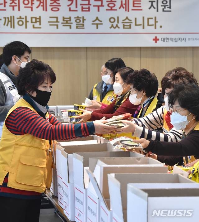 [수원=뉴시스] 김종택 기자 = 지난 19일 오후 경기 수원시 권선구 대한적십자사 경기도지사에서 자원봉사자들이 신종 코로나바이러스 감염증(코로나19) 확산으로 어려움을 겪고 있는 취약계층에게 지원할 긴급 구호세트를 제작하고 있다. 2020.03.19.semail3778@naver.com