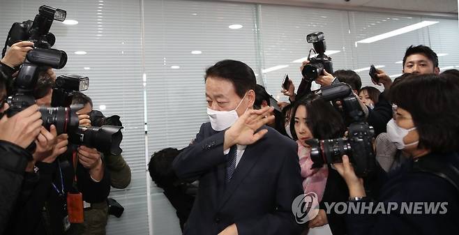 당사 나서는 한선교 미래한국당 한선교 대표가 3월 19일 오후 서울 영등포구 여의도 미래한국당 당사에서 당대표직 사퇴 기자회견을 마친 후 당사를 나서고 있다. [연합뉴스 자료사진]