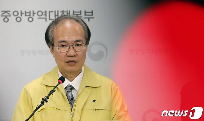 권준욱 중앙방역대책본부 부본부장이 5일 충북 청주시 오송읍 질병관리본부 브리핑실에서 신종 코로나바이러스 감염증(코로나19) 국내 발생현황 브리핑을 하고 있다.  2020.3.5/뉴스1 © News1 장수영 기자