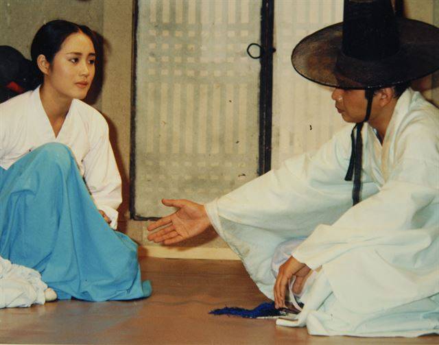 KBS 드라마 '사모곡'(1987)에서 김혜수는 15세 연상인 길용우와 부부 사이를 연기했다. KBS 제공