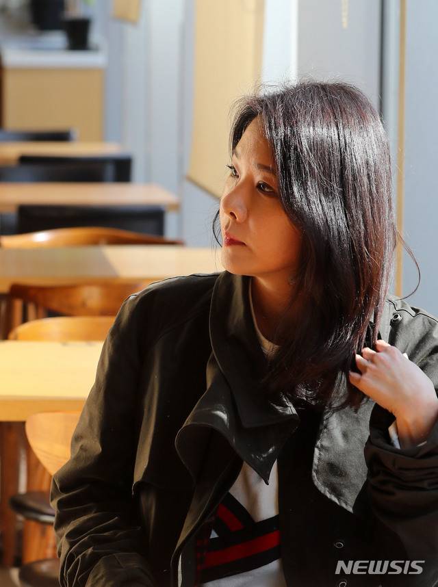 [서울=뉴시스]박주성 기자 = Mnet 예능프로그램 '너의 목소리가 보여' 이선영 CP가 18일 오후 서울 상암동에서 뉴시스와 인터뷰 전 포즈를 취하고 있다. 2020.03.20. park7691@newsis.com