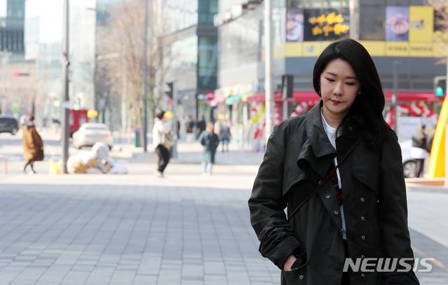 [서울=뉴시스]박주성 기자 = Mnet 예능프로그램 '너의 목소리가 보여' 이선영 CP가 18일 오후 서울 상암동에서 뉴시스와 인터뷰 전 포즈를 취하고 있다. 2020.03.20. park7691@newsis.com