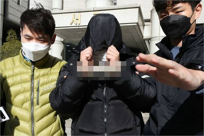 미성년자 등을 협박해 성 착취물을 찍게 하고 이를 모바일 메신저 텔레그램에서 유포한 혐의로 구속영장이 신청된 20대 남성 A씨가 지난 19일 오후 서울 서초동 서울중앙지법에서 영장실질심사를 받은 뒤 법정에서 나오고 있다. (사진=연합뉴스)