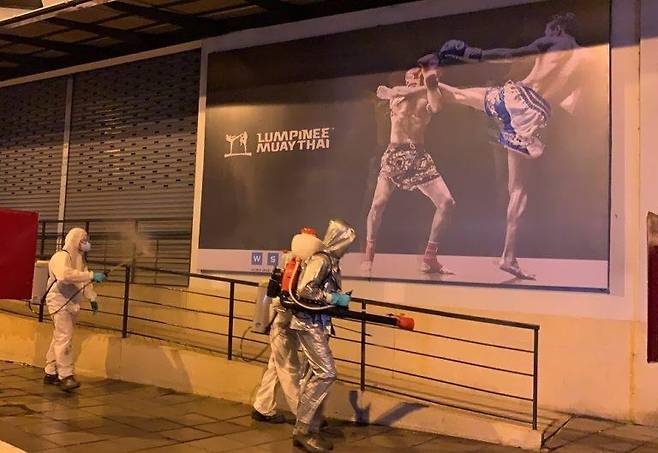 무에타이 경기장인 '룸피니 복싱 스타디움'을 소독 중인 관계자들 2020.3.20 [카오솟 캡처. 재판매 및 DB 금지]