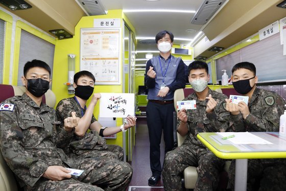 육군 31사단 장병들이 지난 18일 오전 부대 내에서 '사랑의 헌혈운동'에 동참하고 있다. [연합뉴스]