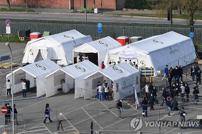 이탈리아 코로나19 야전병원의 텐트들 (크레모나 AFP=연합뉴스) 20일(현지시간) 이탈리아 밀라노 남동부 크레모나 지역에서 신종 코로나바이러스 감염증(코로나19) 환자를 수용하기 위해 세워진 야전병원의 텐트들. 미국의 비정부구호단체 '사마리탄스 퍼스(Samaritan's Purse)'의 자금 지원을 받아 운영되는 이 야전병원은 15동의 텐트와 60개의 병상을 구비하게 된다. leekm@yna.co.kr